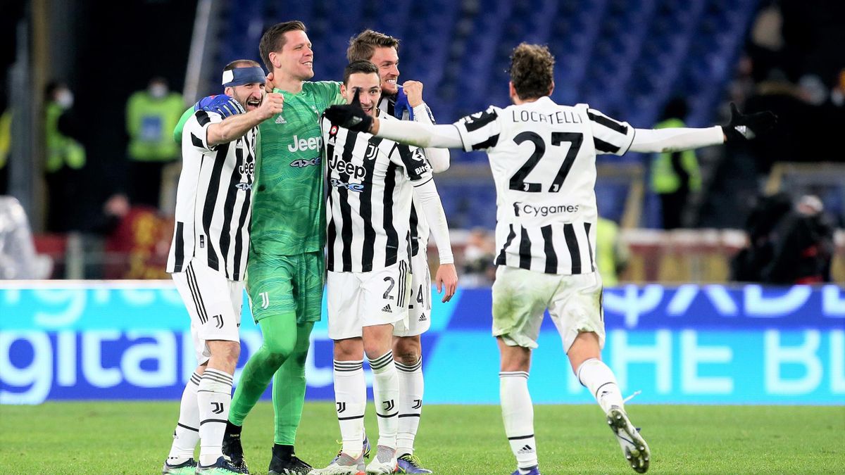 Juventus celebrate after winning the Serie A match between AS Roma v Juventus at Stadio Olimpico on January 09, 2022
