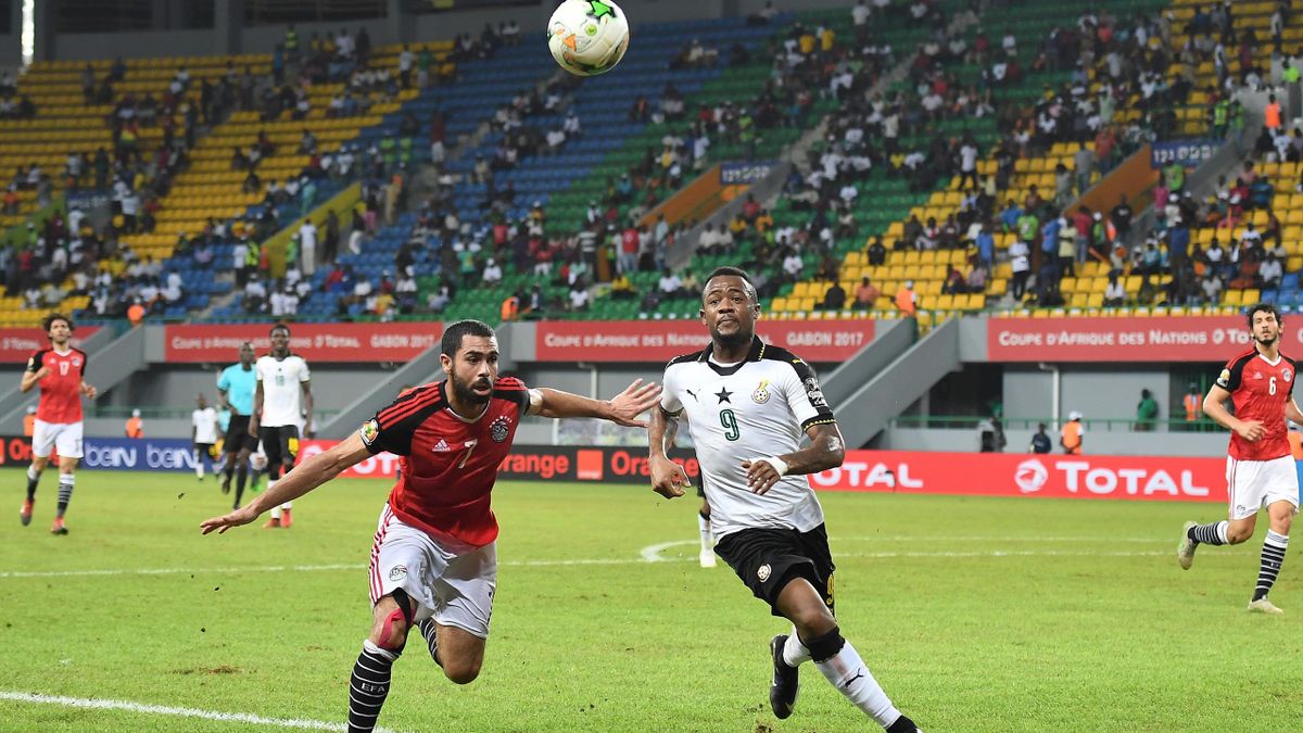 Egypt's defender Ahmed Fathi (L) challenges Ghana's forward Jordan Ayew during the 2017 Africa Cup of Nations group D football match between Egypt and Ghana in Port-Gentil on January 25, 2017.