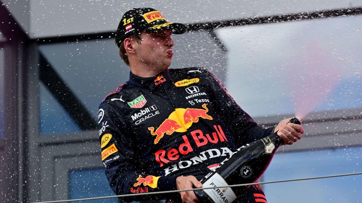 Max Verstappen festeggia sul podio - GP Stiria Mondiale F1 2021
