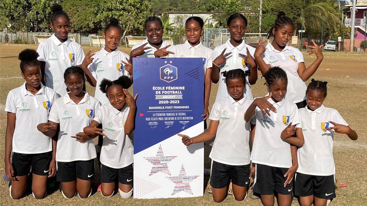 Une équipe féminine du Bandrélé Football Féminines, club vainqueur du concours "Sensationnelles" (crédit : FFF)