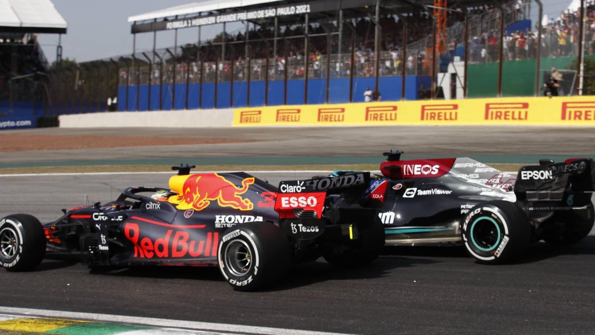 Max Verstappen prova a difendersi dal tentativo di sorpasso di Lewis Hamilton durante il GP del Brasile - Imago pub only in ITAxSUIxAUTxGER