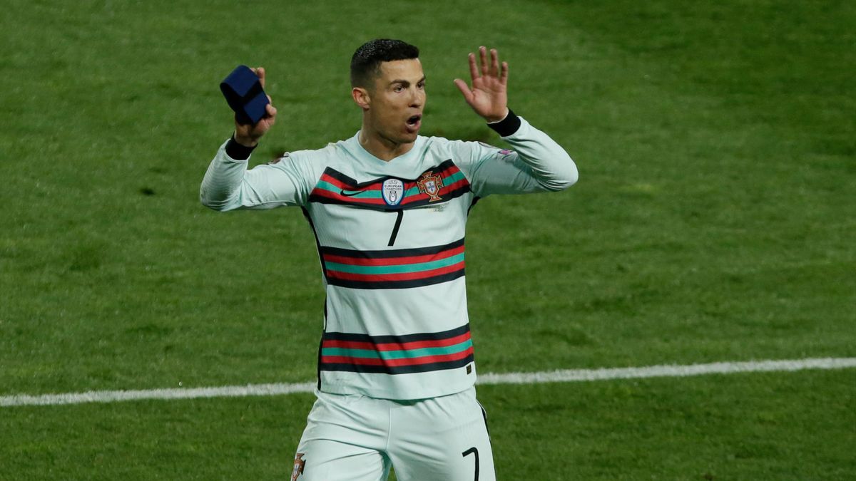 Die Kapitänsbinde, die Cristiano Ronaldo beim WM-Qualifikationsspiel in Serbien weggeschmissen hat, wurde bei einer Auktion für wohltätige Zwecke für 64.000 Euro versteigert