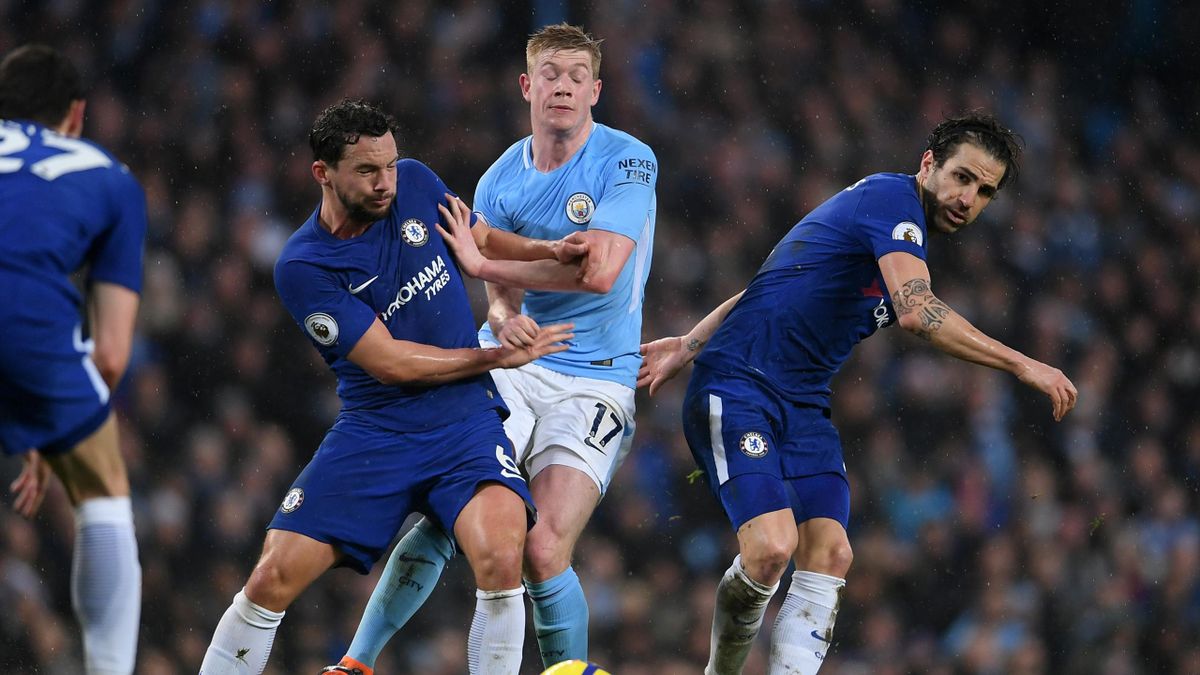 Kevin De Bruyne of Manchester City battles through Danny Drinkwater and Cesc Fabregas of Chelsea during the Premier League match between Manchester City and Chelsea at Etihad Stadium on March 4, 2018