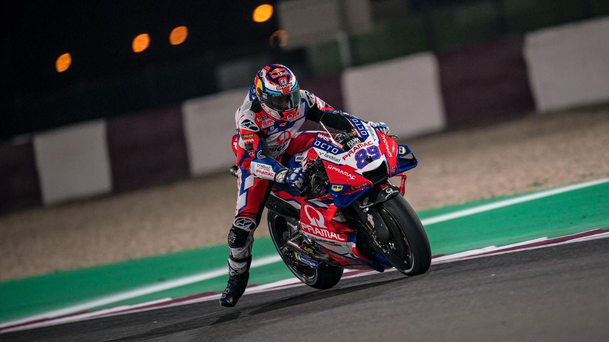 Jorge Martin of Spain and Pramac Racing brakes into turn one during the MotoGP Grand Prix of Qatar at Losail Circuit on March 04, 2022 in Doha, Qatar