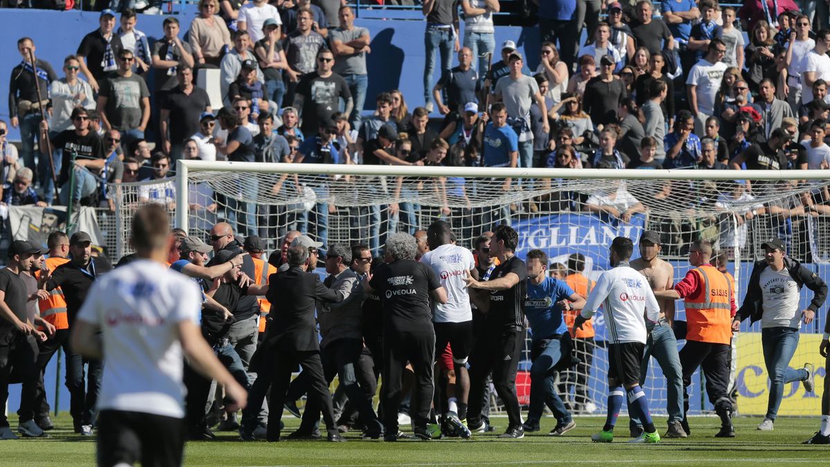 Spielabbruch In Frankreich Anhanger Des Sc Bastia Attackieren Spieler Von Olympique Lyon Eurosport