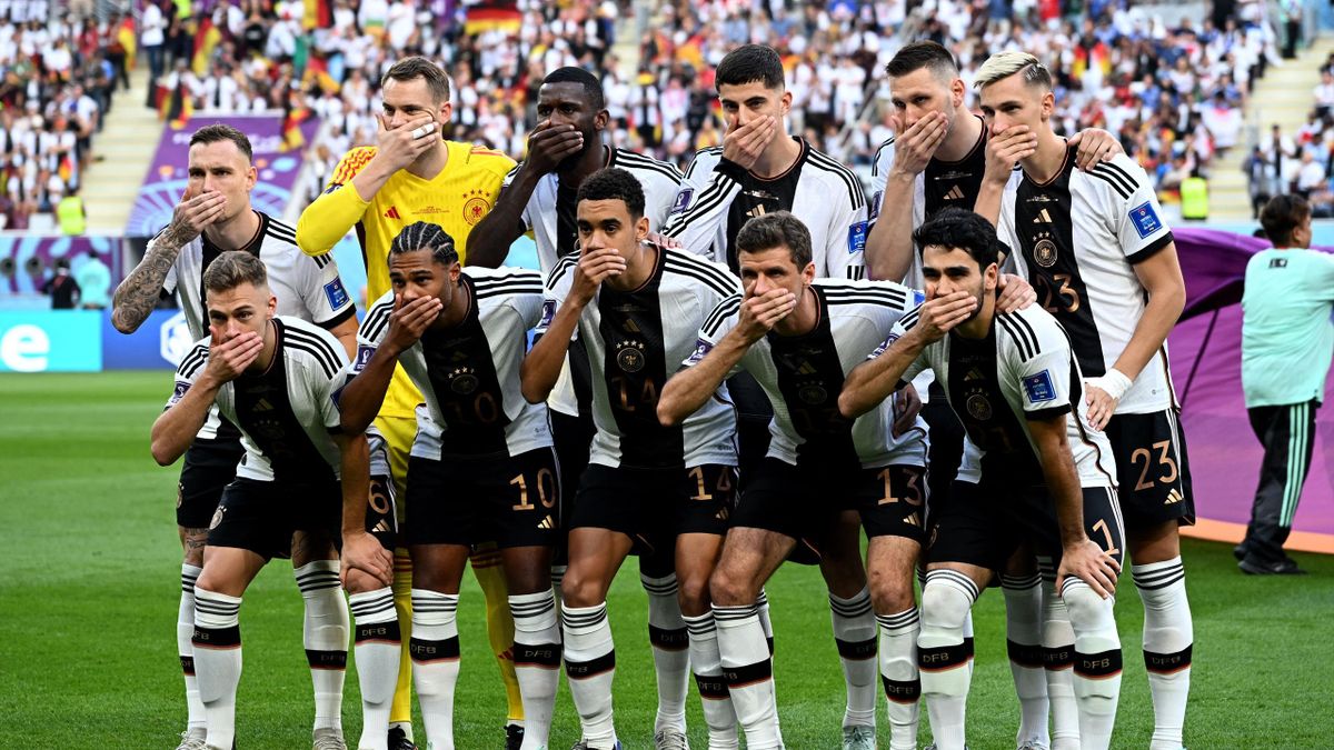 Det tyske landslaget før kampen mot Japan i VM i Qatar.