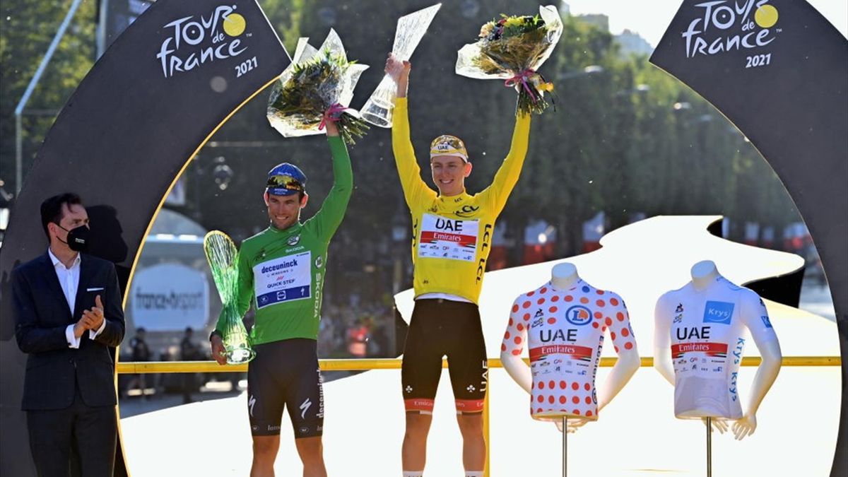 El podio de los ganadores de los maillots del Tour de Francia 2021, Cavendish (verde) y Tadej Pogacar (amarillo, blanco y lunares)