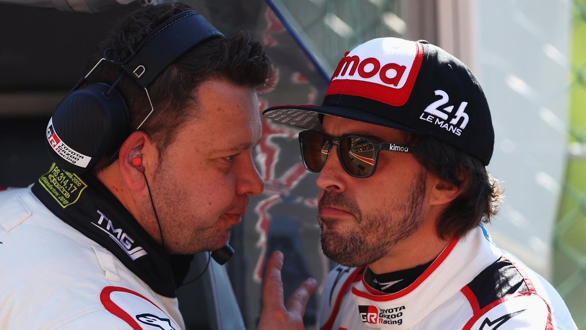 Fernando Alonso hablando con su ingeniero en las 6 Horas de Spa-Francorchamps 2018