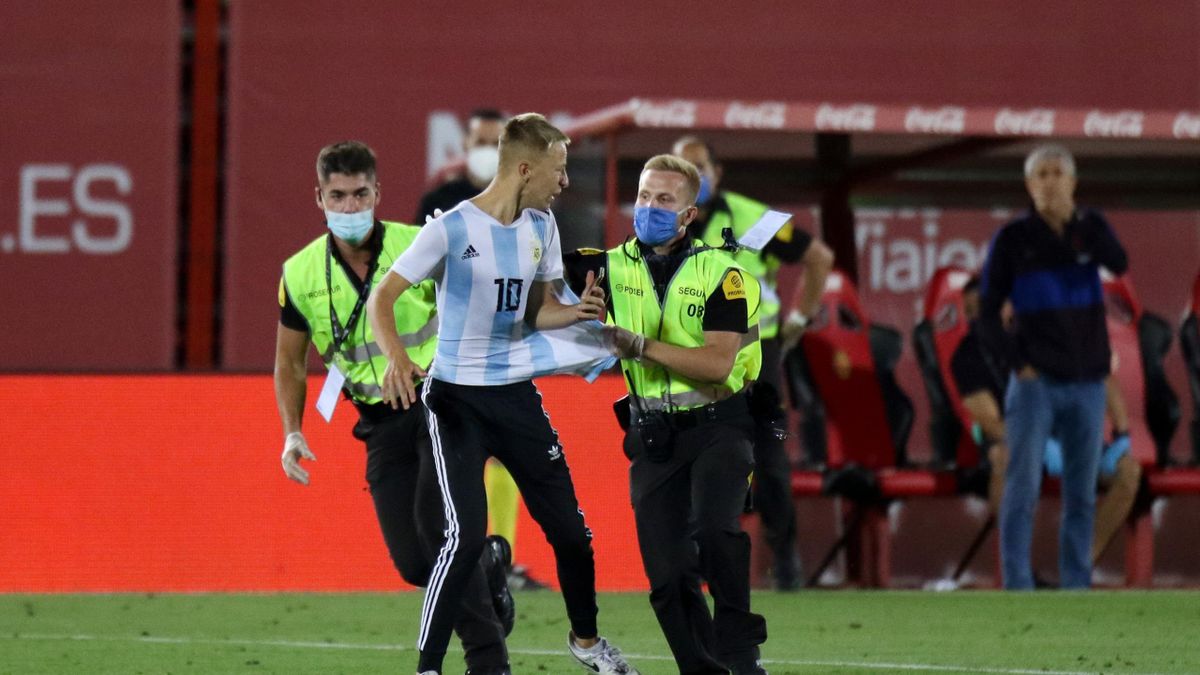 fanat lionelya messi vybezhal na pole v