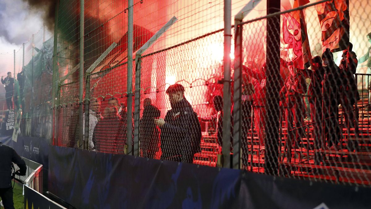 Fumigènes en tribunes, lors de Jura Sud - AS Saint-Etienne - 16es de finale de Coupe de France (02/01/2022)