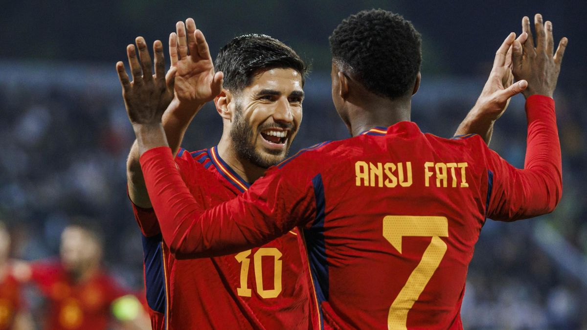 Marco Asensio y Ansu Fati celebran un gol de España
