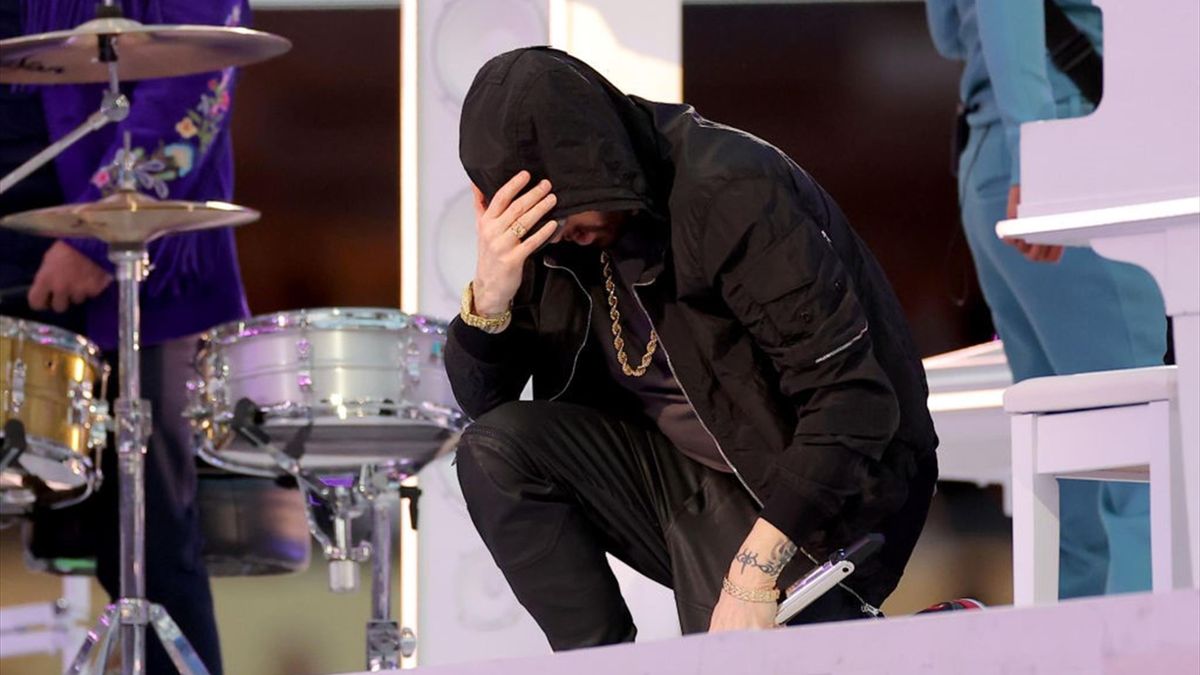 Eminem acabó su parte hincando la rodilla en el suelo como hacía Colin Kaepernick en sus reivindicaciones antirracistas en la NFL, un gesto de homenaje que recibió muchos aplausos en las redes sociales