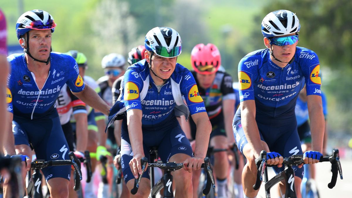 Remco Evenepoel scortato da Keisse e Honoré al termine della tappa di Sega di Ala - Giro d'Italia 2021