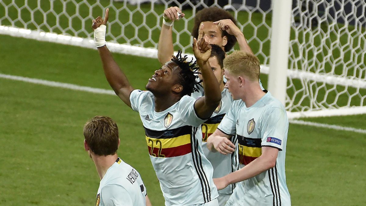 Belgium's forward Michy Batshuayi (C) celebrates with teammates after scoring his team's second goal during the Euro 2016 round of 16 football match between Hungary and Belgium at the Stadium Municipal in Toulouse on June 26, 2016