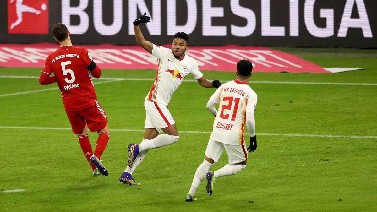 Christopher Nkunku (mitte, RB Leipzig) bejubelt seinen Treffer im Hinspiel gegen den FC Bayern