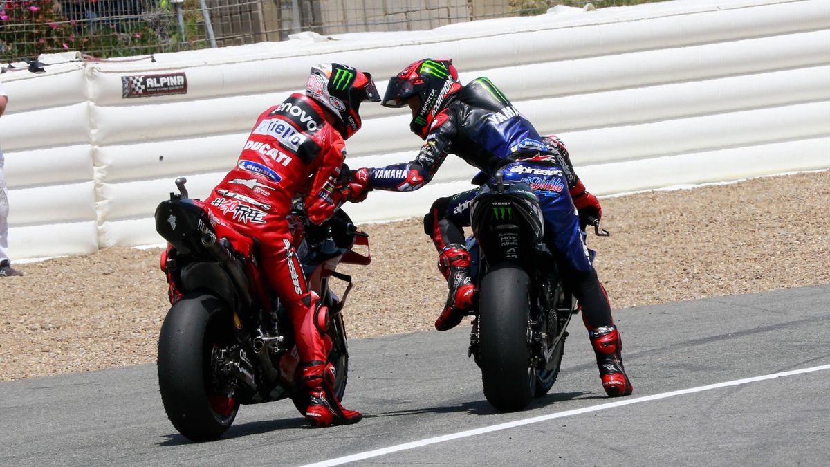 Fabio Quartararo (Yamaha) félicite Francesco Bagnaia (Ducati) après le Grand Prix d'Espagne, le 1er mai 2022