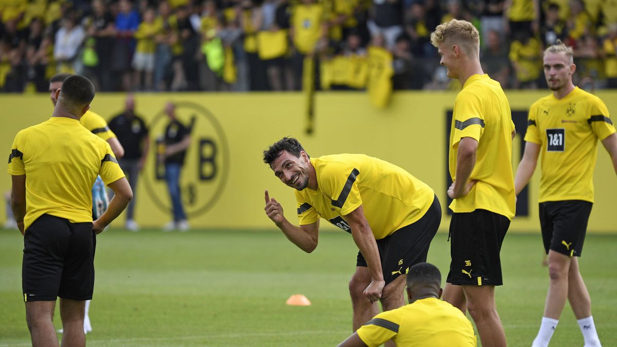 Mats Hummels und seine Teamkollegen beim Trainingsauftakt von Borussia Dortmund