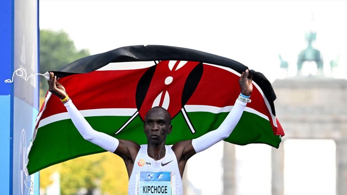 Kenya's Eliud Kipchoge celebrates after winning the Berlin Marathon race on September 25, 2022 in Berlin. - Kipchoge has beaten his own world record by 29 seconds, running 2:01:10 at the Berlin