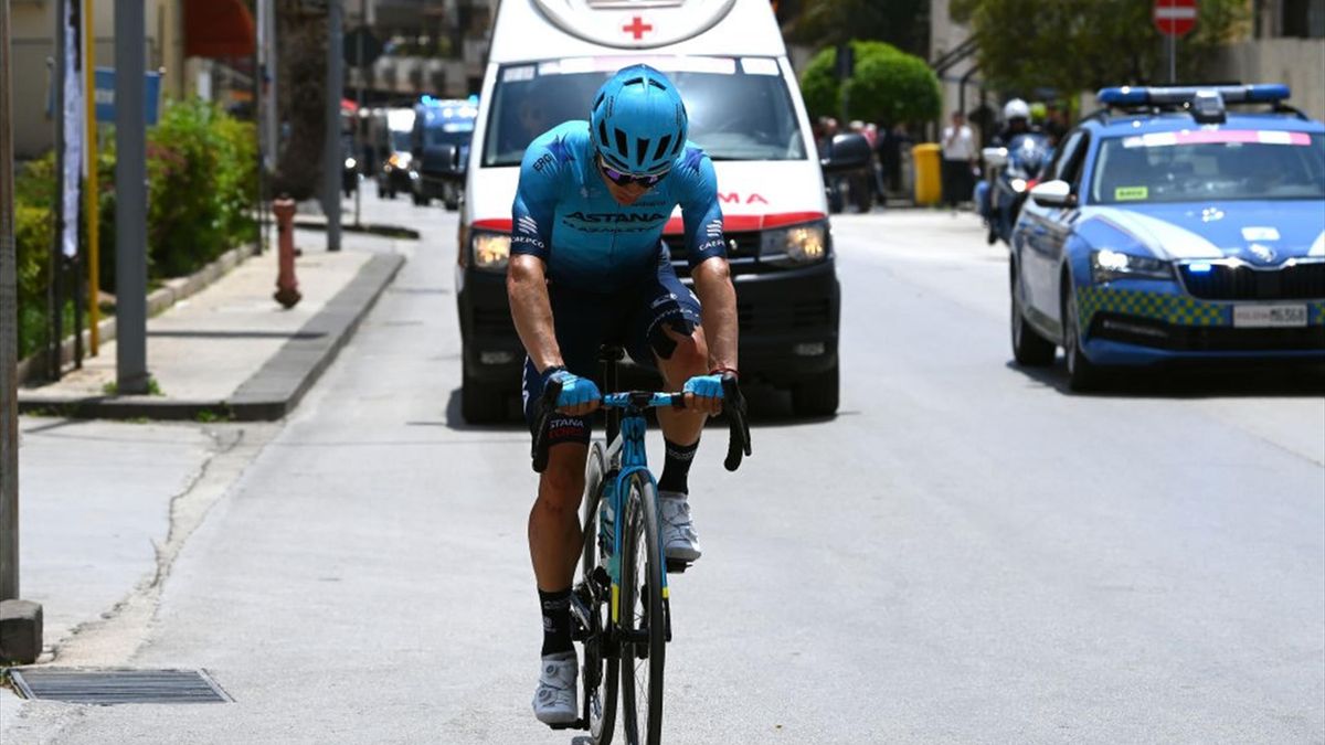 Miguel Angel Lopez seguito dall'ambulanza durante la 4a tappa del Giro 2022