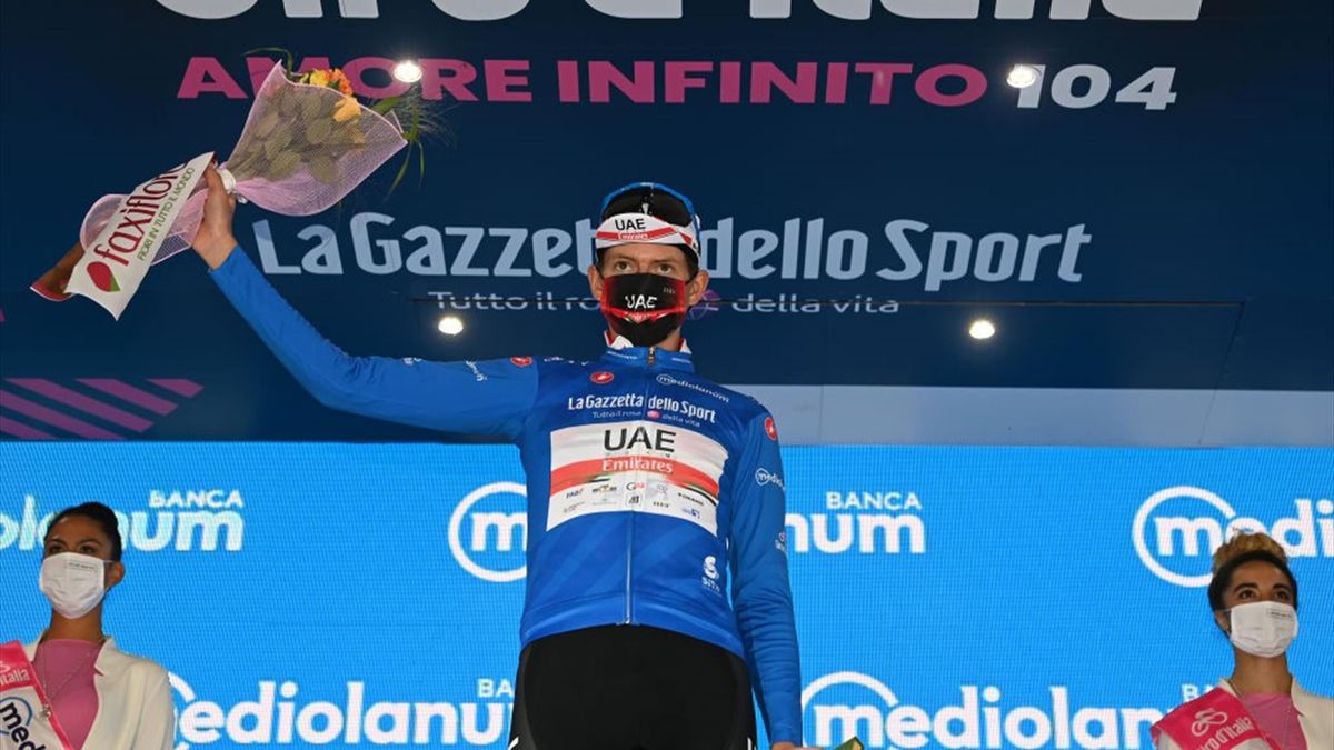 Dombrowski sul podio di Sestola con la maglia azzurra - Giro d'Italia 2021