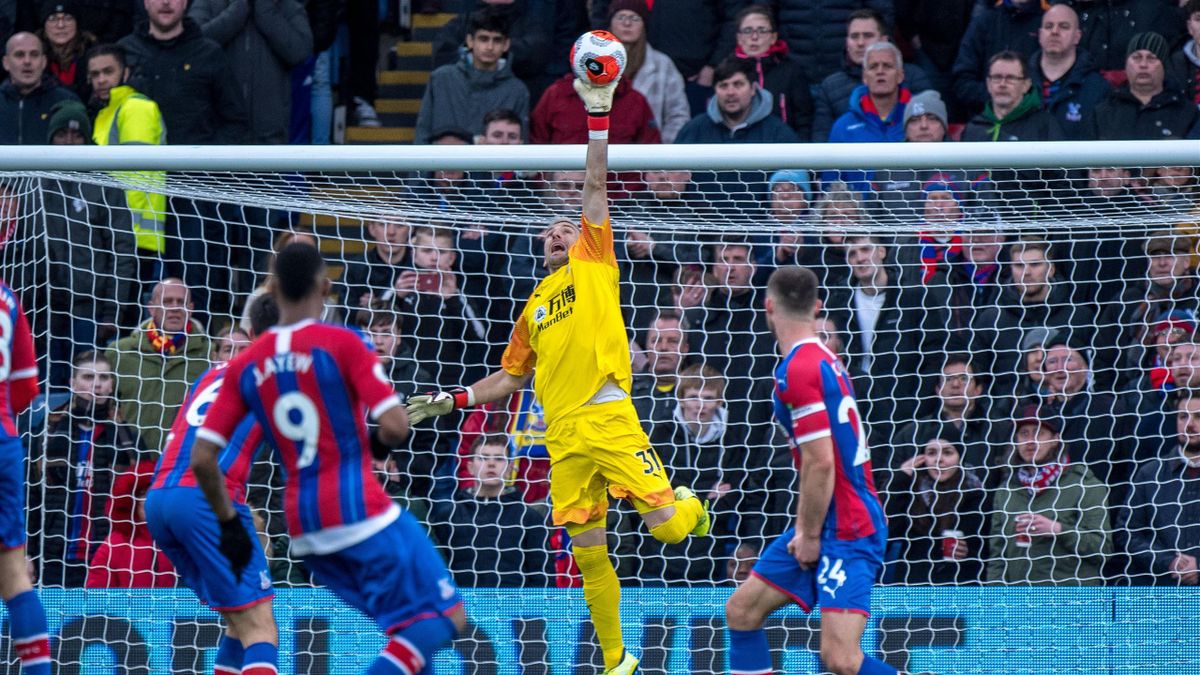 Vicente Guaita of Crystal Palace make save during the Premier League match between Crystal Palace and Newcastle United at Selhurst Park on February 22, 2020 in London, United Kingdom.