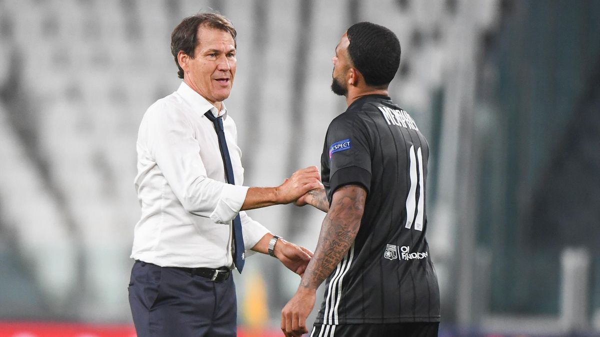 Rudi Garcia félicite Memphis Depay après la qualification de Lyon aux dépens de la Juventus, en huitième de finale de Ligue des champions, le 7 août 2020