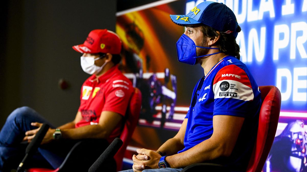 Fernando Alonso und Carlos Sainz auf einer Pressekonferenz
