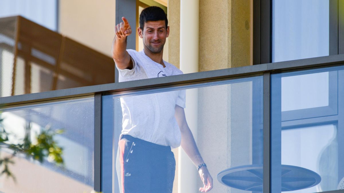 Novak Djokovic auf dem Balkon seines Hotelzimmers in Adelaide