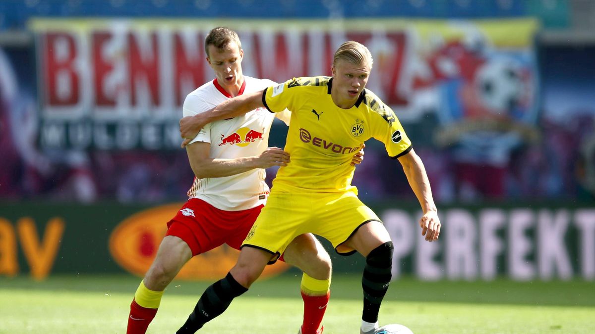 Erling Haaland of Borussia Dortmund is challenged by Lukas Klostermann of RB Leipzig during the Bundesliga match between RB Leipzig and Borussia Dortmund at Red Bull Arena on June 20, 2020 in Leipzig, Germany