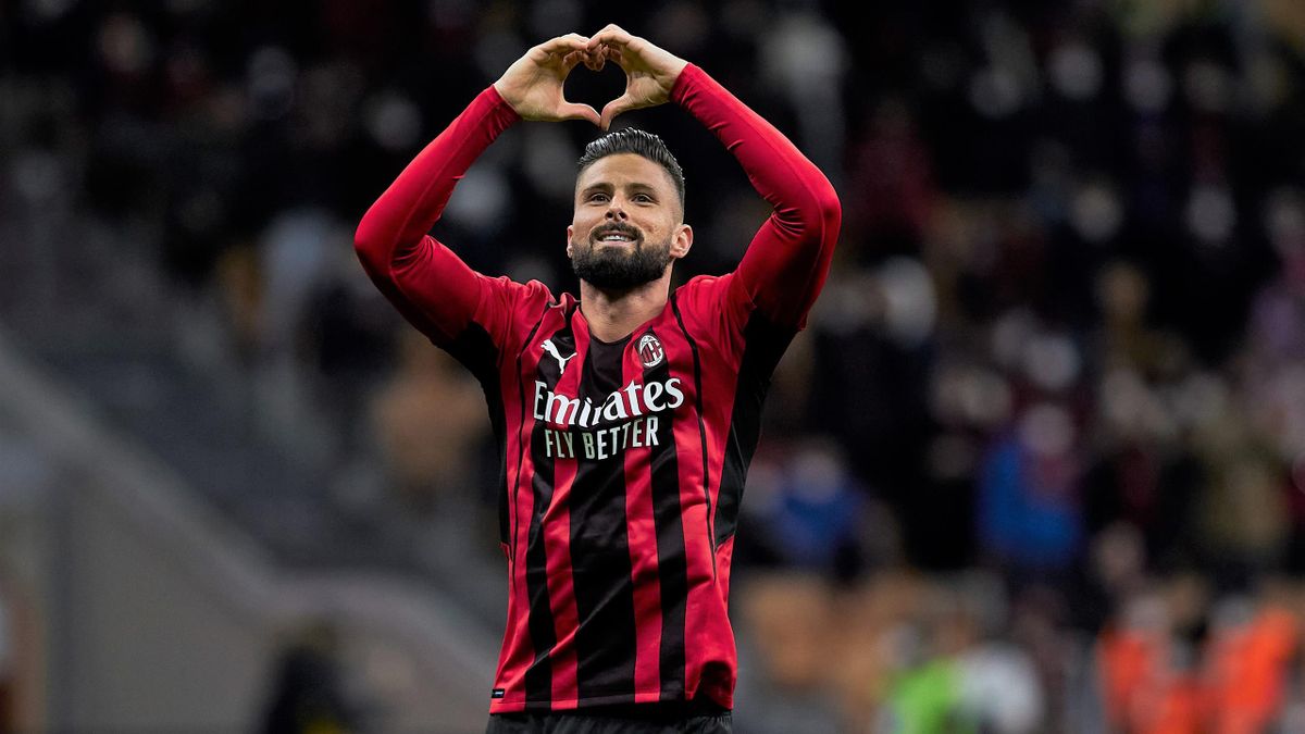 Olivier Giroud of AC Milan celebrates after scoring his team's first goal during the Serie A match between AC Milan and AS Roma at Stadio Giuseppe Meazza on January 06, 2022 in Milan