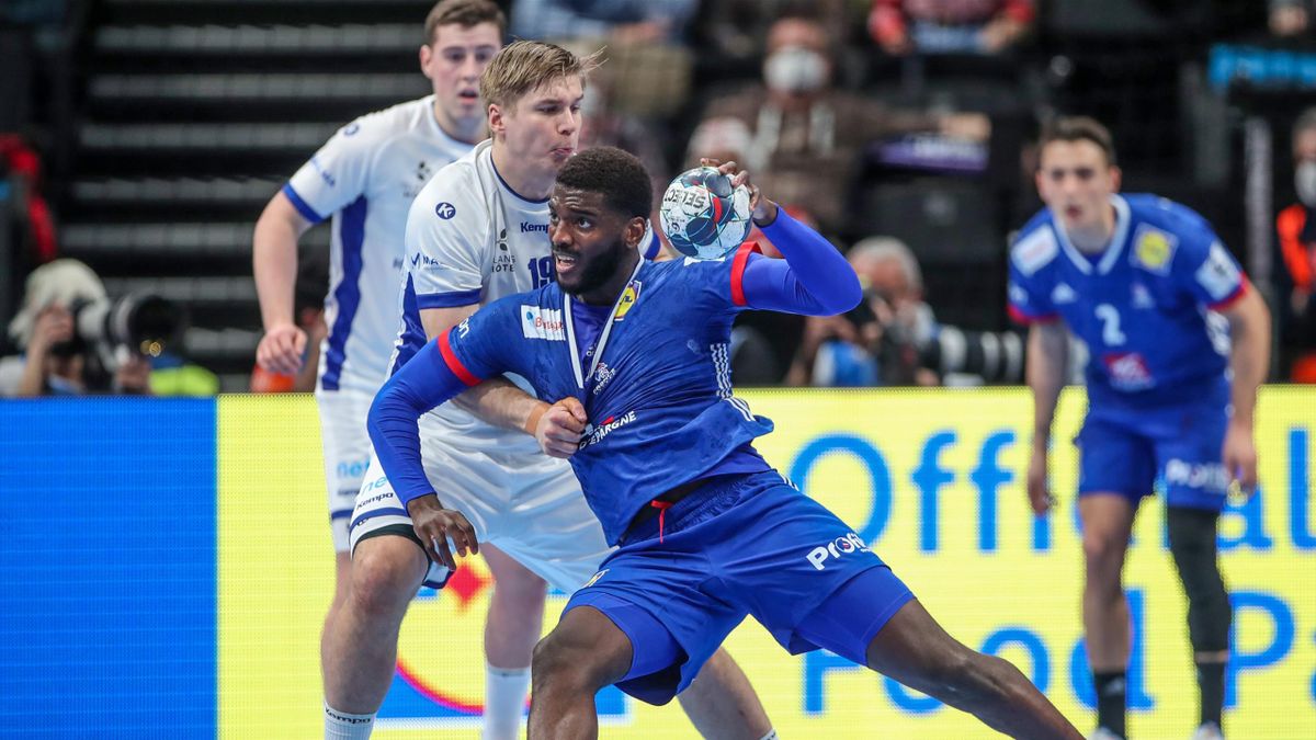 Dika Mem pris en tenaille par Daniel Tor Ingason lors de France - Islande, match du Championnat d'Europe 2022 de handball, le 22 janvier 2022 à Budapest
