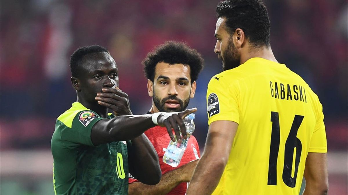 Senegal's forward Sadio Mane, Egypt's forward Mohamed Salah and Egypt's goalkeeper Mohamed Abogabal speak before the penalty kick during the Africa Cup of Nations (CAN) 2021 final football match between Senegal and Egypt at Stade d'Olembe in Yaounde on Fe
