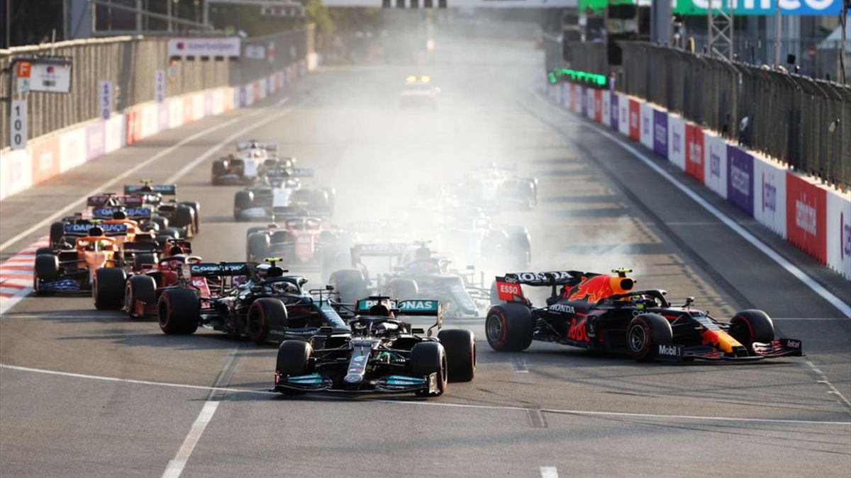 Lewis Hamilton sbaglia e va dritto dopo la ripartenza del GP Azeerbaigian - Mondiale 2021 F1