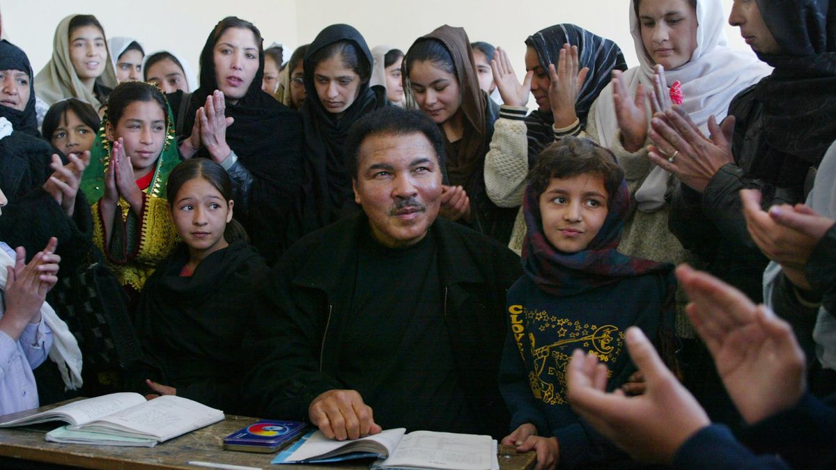 Мохаммед Али во время визита в Кабул в 2002 году