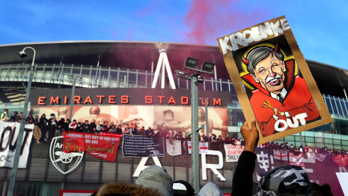 Fanii lui Arsenal, în fața stadionului Emirates