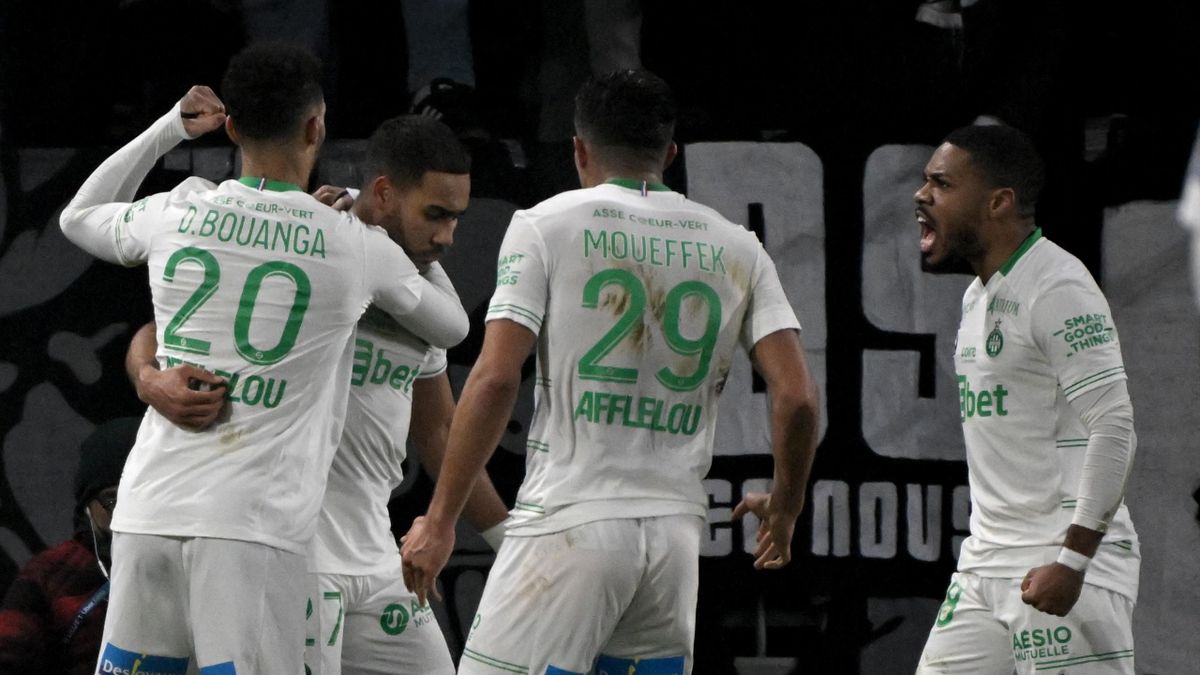 La joie des joueurs de Saint-Etienne autour de Yvann Maçon, à Angers le 26 janvier 2022