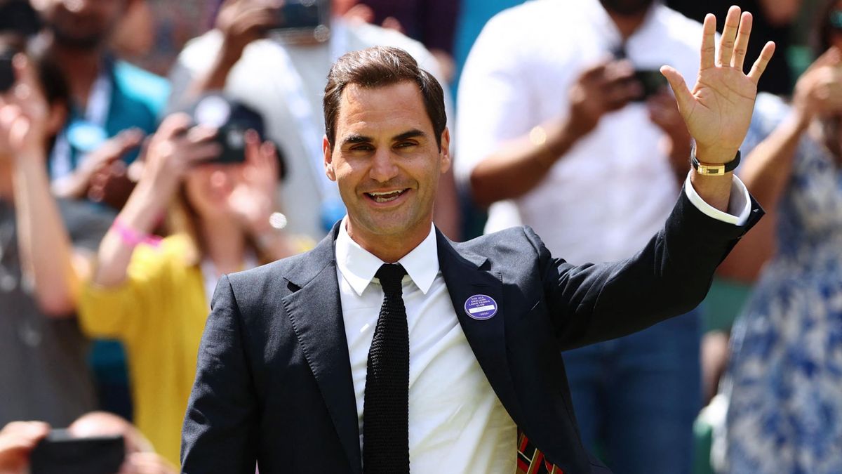 Roger Federer waves