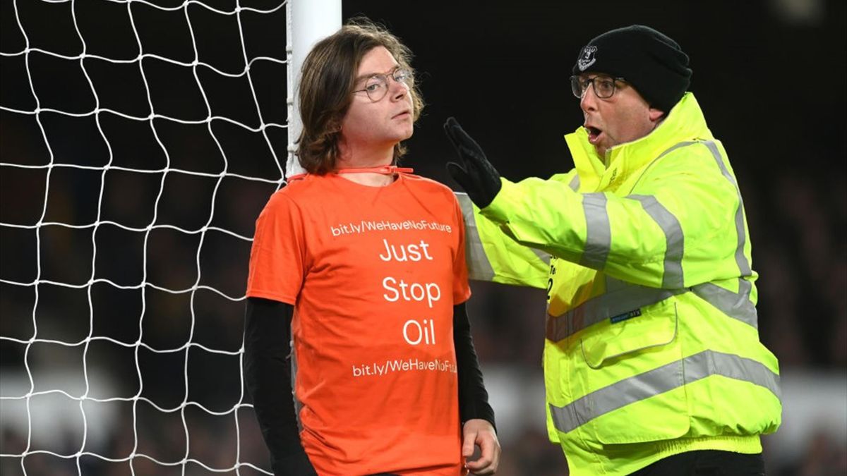 Un supporter s'attache au poteau lors d'Everton-Newcastle