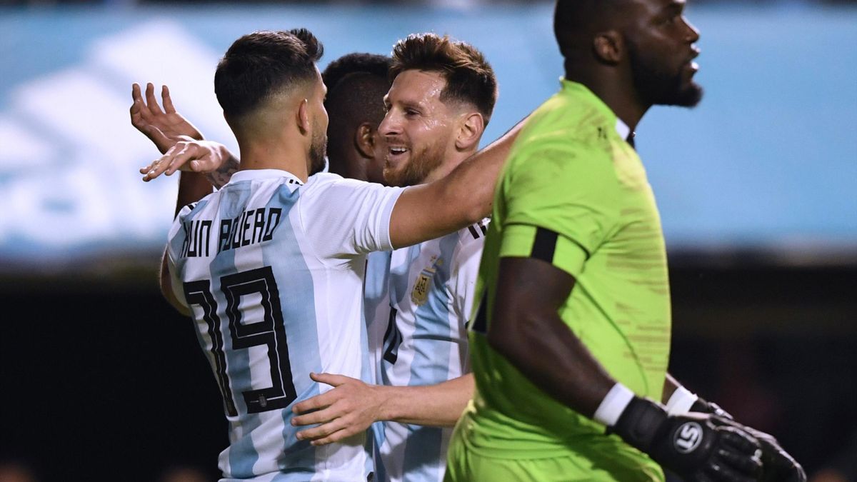 Argentina's Sergio Aguero (L) celebrates with teammate Lionel Messi