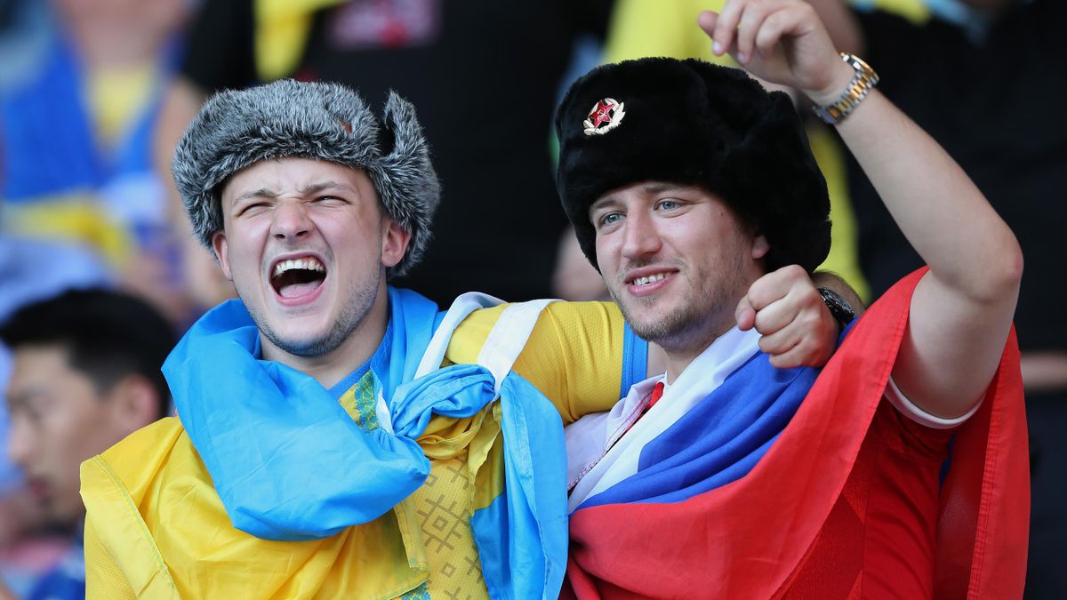 Украинские болельщики избили фаната с флагом России на матче Евро-2020 Швеция – Украина (видео) - Eurosport