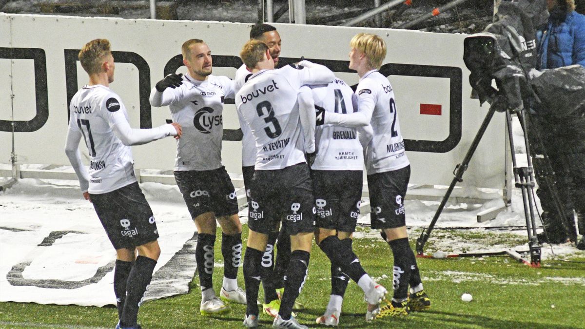 Viking-spillerne jubler under Eliteserie-kampen mot Tromsø i siste serierunde.