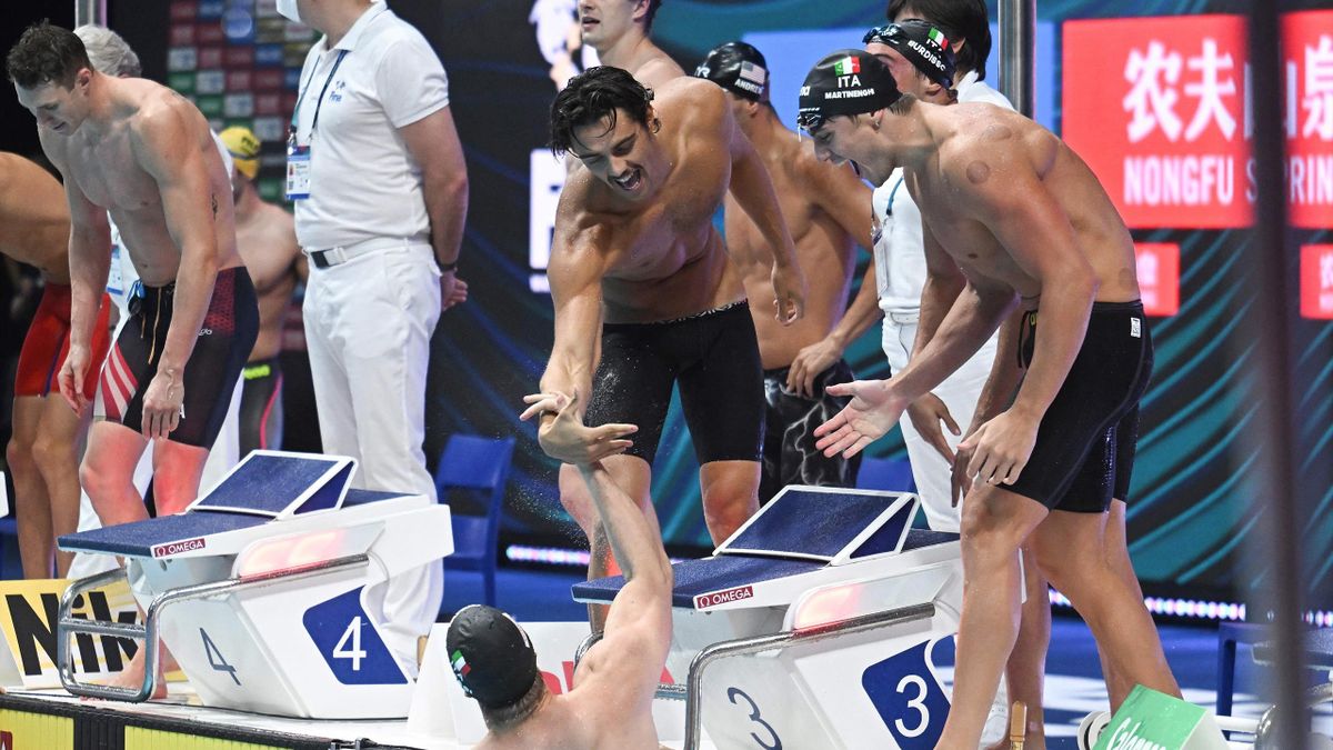 Thomas Ceccon, Nicolo Martinenghi, Federico Burdisso e Alessandro Miressi festeggiano l'oro nella 4x100 misti maschile ai Mondiali di nuoto