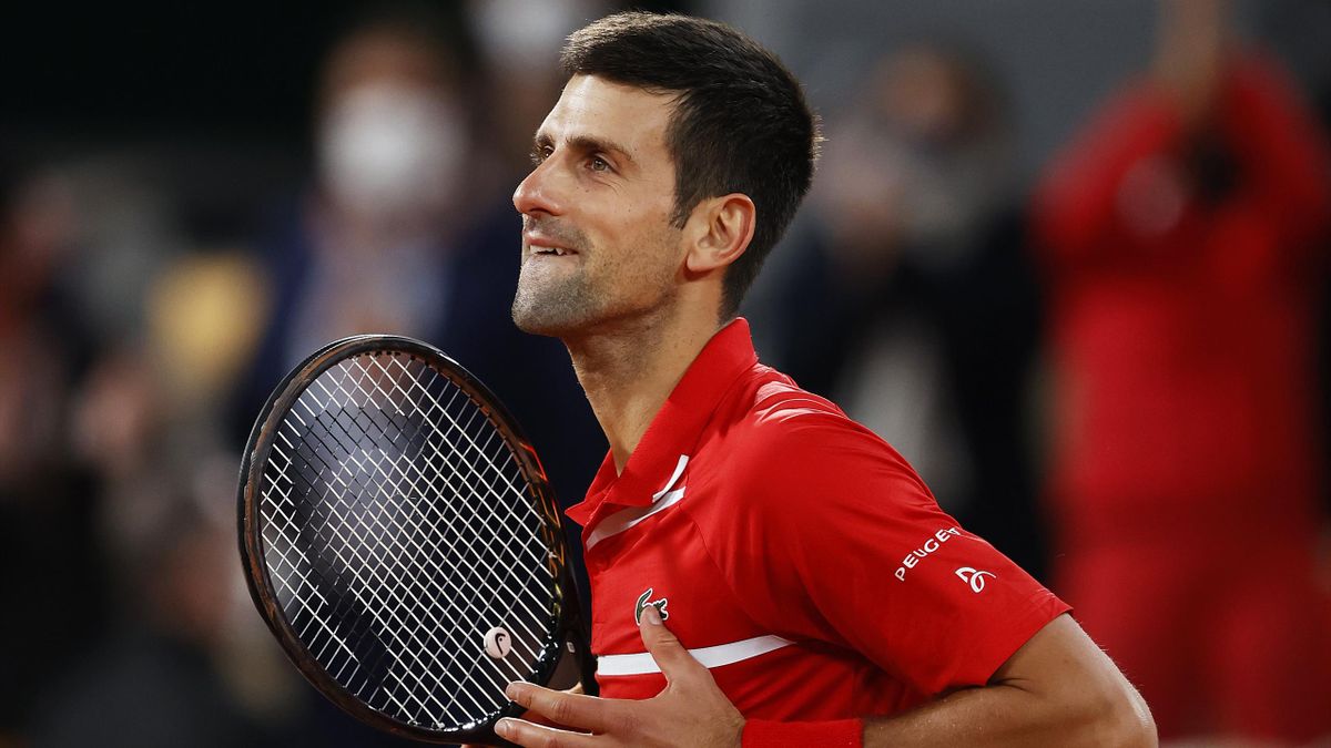 Novak Djokovic feirer etter seieren mot Stefanos Tsitsipas