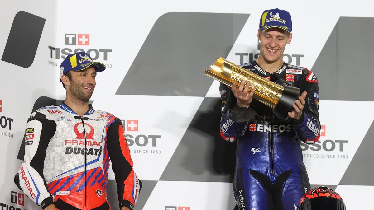 Fabio Quartararo (Yamaha Factory) et son trophée de vainqueur du Grand Prix de Doha, avec Johann Zarco (Ducati-Pramac) à ses côtés, le 4 avril 2021
