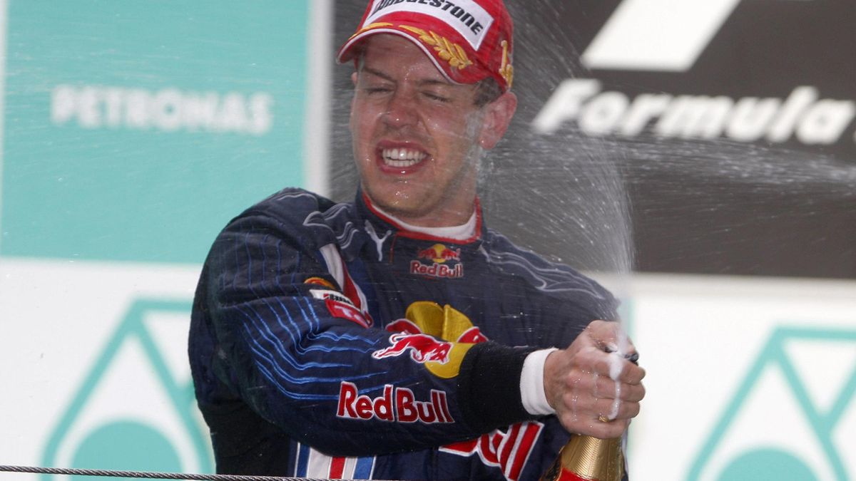 Sebastian Vettel feiert seinen Sieg in Schanghai 2009.