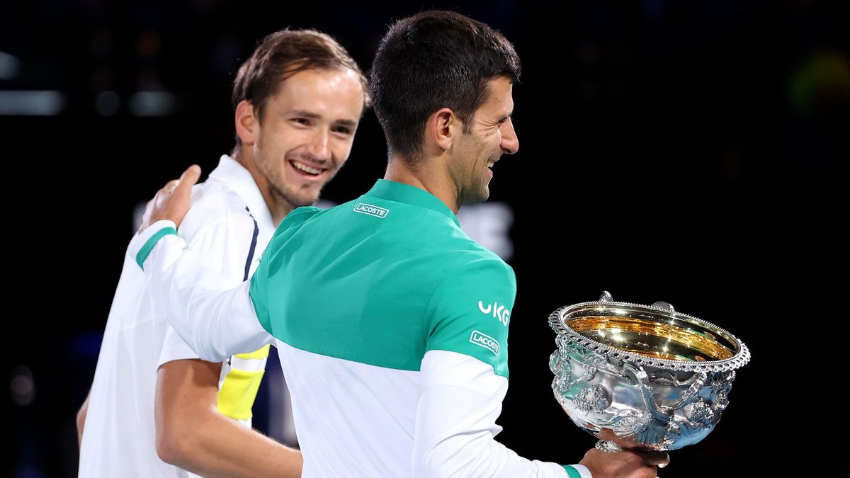 Daniil Medvedev und Novak Djokovic nach dem Finale der Australian Open 2021