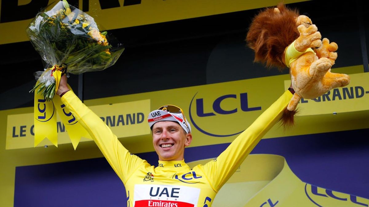 Pogacar sul podio con la maglia gialla - Tour de France 2021