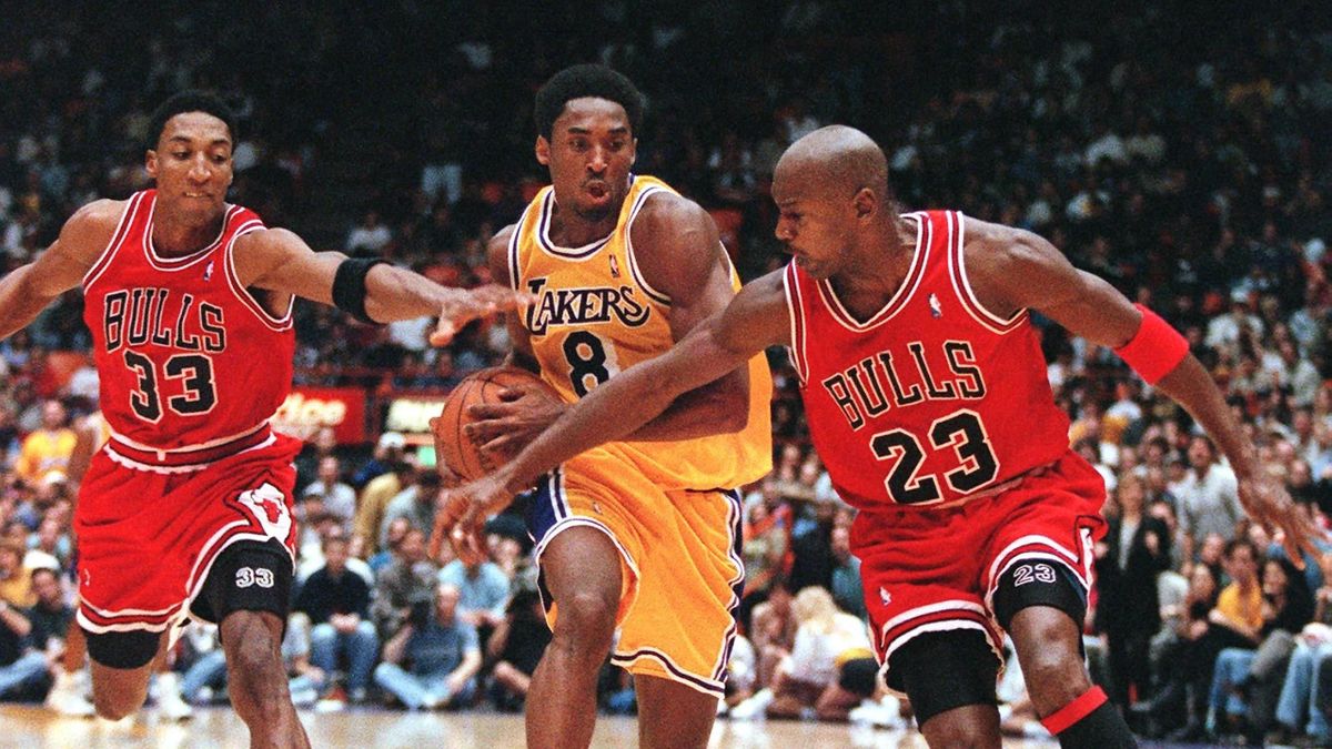 Scottie Pippen, Kobe Bryant és Michael Jordan egy Lakers-Bulls meccsen