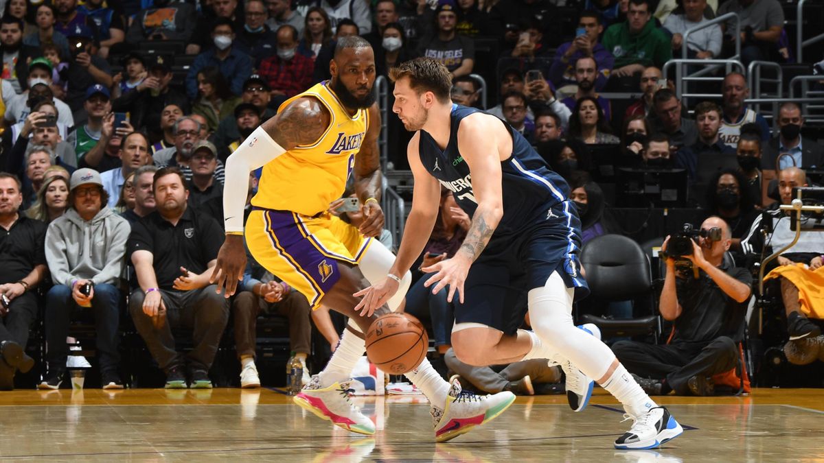 Doncic contro James in Lakers-Mavericks, NBA 2021-22