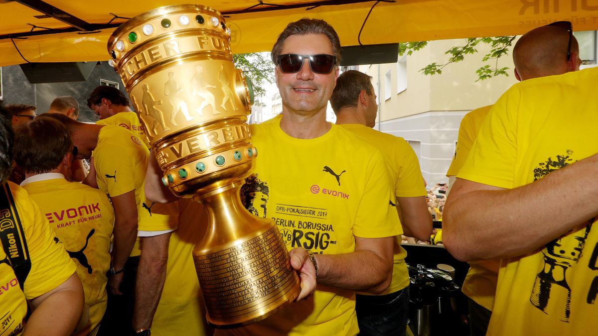 Michael Zorc mit dem DFB-Pokal